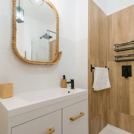 In Old Town With Pool 펜션 타비라